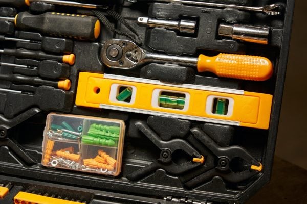 small liquid level, ratchet screwdriver, replaceable bits, fasteners, clamps, clamps in a suitcase